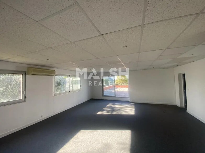 Local d'activités dans Voiron à vendre - Photo de l’immeuble – Image 3 sur 5