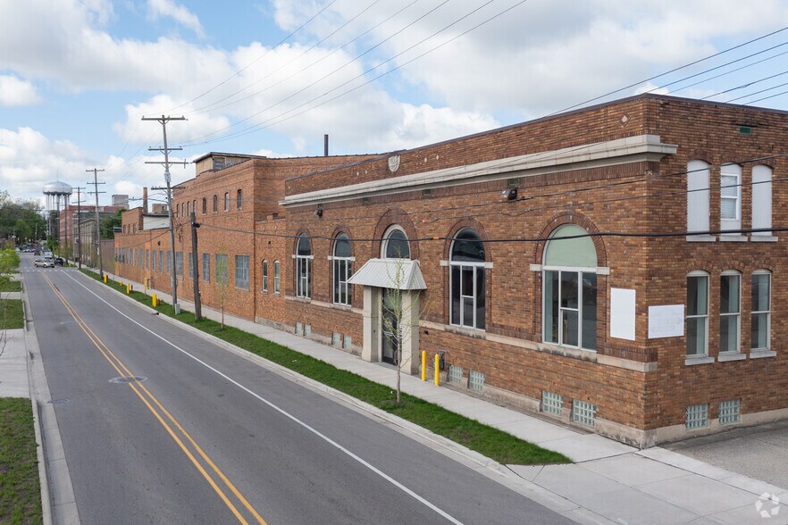 1035 Godfrey Ave SW, Grand Rapids, MI à louer - Photo principale – Image 1 sur 9