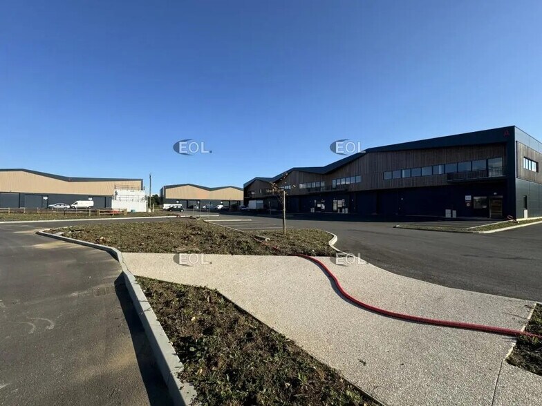 Local d'activités dans Moissy-Cramayel à vendre - Photo de l’immeuble – Image 1 sur 2