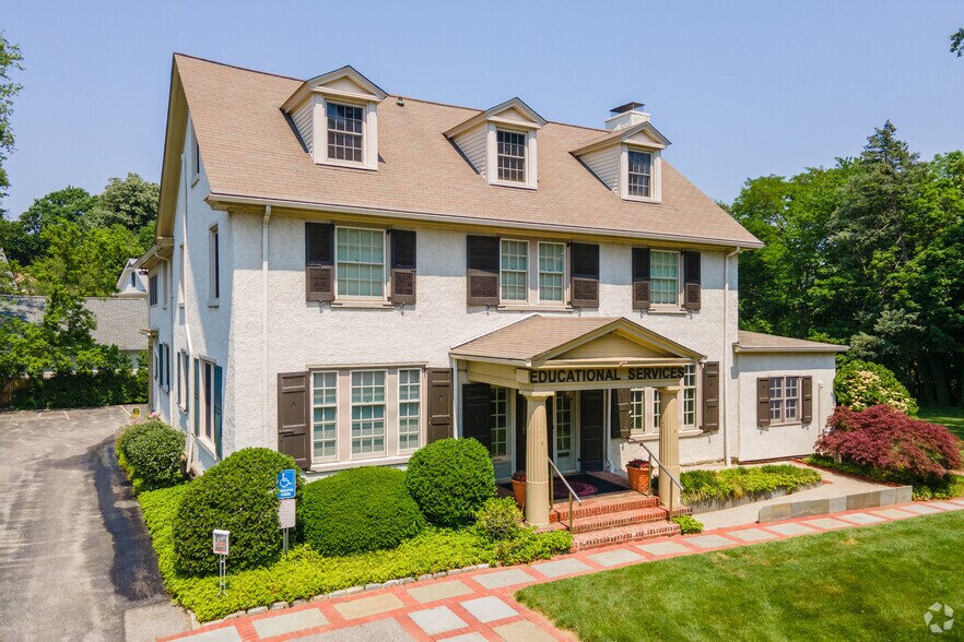 531 E Lancaster Ave, Wayne, PA à louer - Photo de l’immeuble – Image 1 sur 13