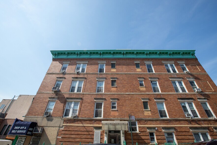 1436 26th Ave, Astoria, NY à vendre - Photo de l’immeuble – Image 2 sur 6