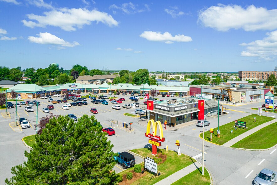 1250 Stittsville Main St, Stittsville, ON à louer - Photo de l’immeuble – Image 3 sur 10