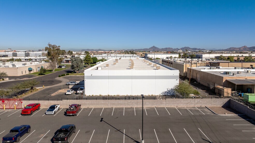 2025 E University Dr, Phoenix, AZ à louer - Photo de l’immeuble – Image 2 sur 4