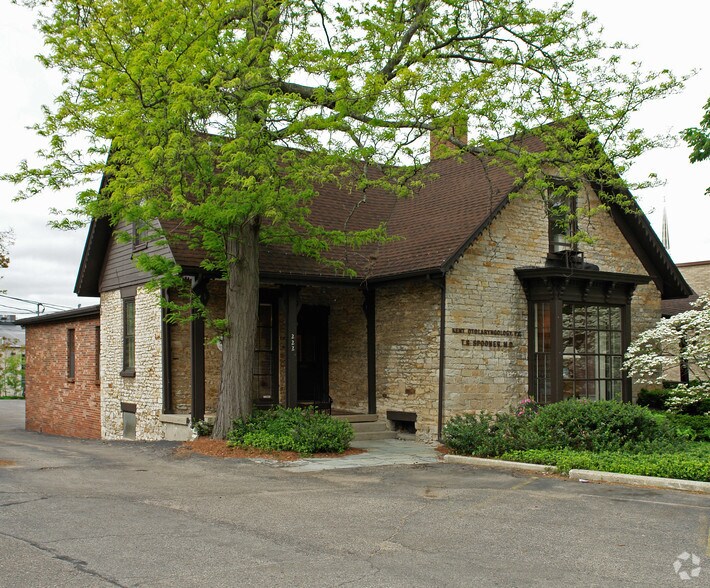222-224 E Fulton St, Grand Rapids, MI à vendre - Photo principale – Image 1 sur 9