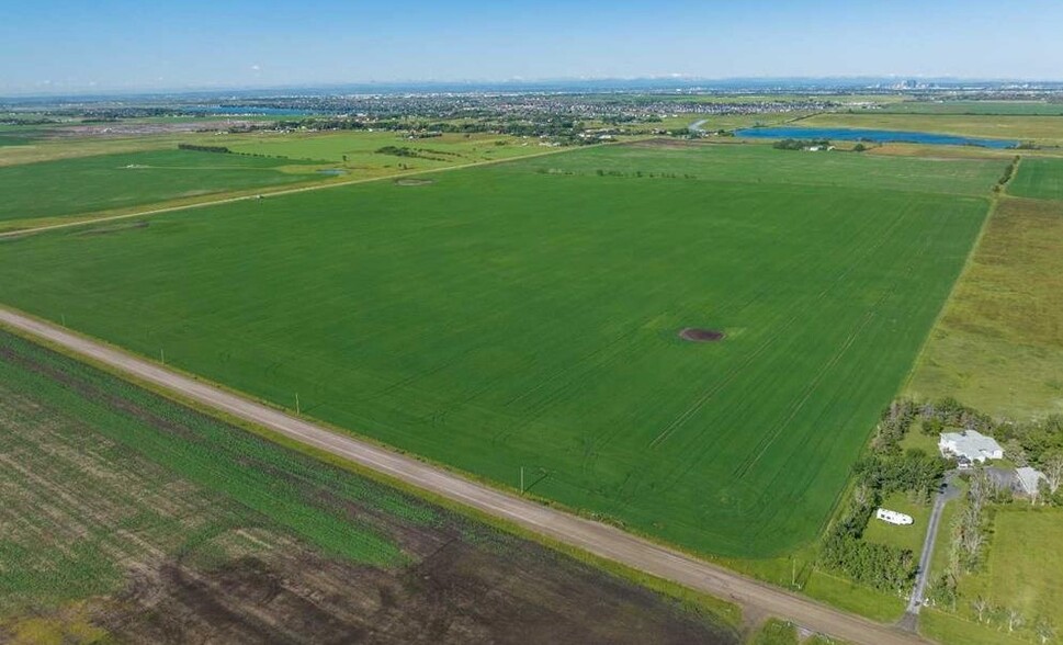 Inverlake Rd S, Chestermere, AB à vendre - Aérien – Image 1 sur 3
