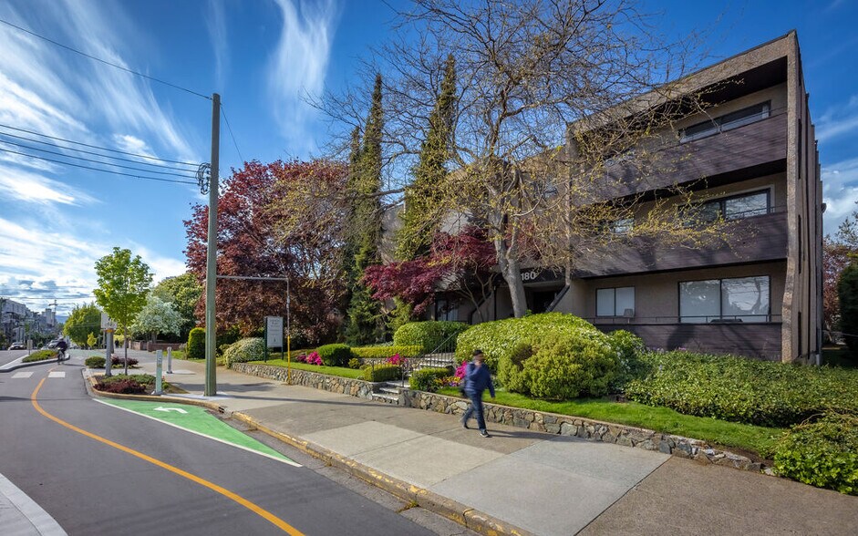 1180 Fort St, Victoria, BC à vendre - Photo de l’immeuble – Image 2 sur 5