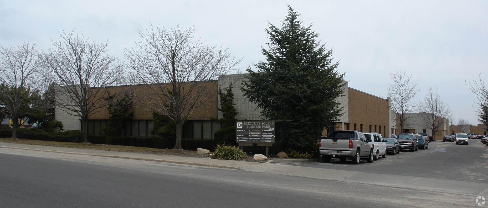 100 E Jefryn Blvd, Deer Park, NY à louer Photo principale– Image 1 sur 3