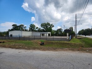 8627 E Mt Houston Rd, Houston, TX à louer Photo de l’immeuble– Image 2 sur 13