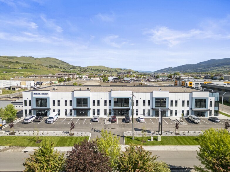 3240 48 Av, Vernon, BC à louer - Photo de l’immeuble – Image 2 sur 2