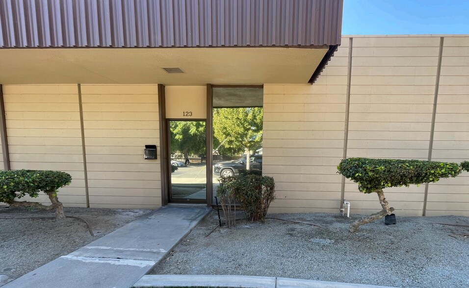 123 N Stevenson St, Visalia, CA à louer - Photo de l’immeuble – Image 1 sur 6