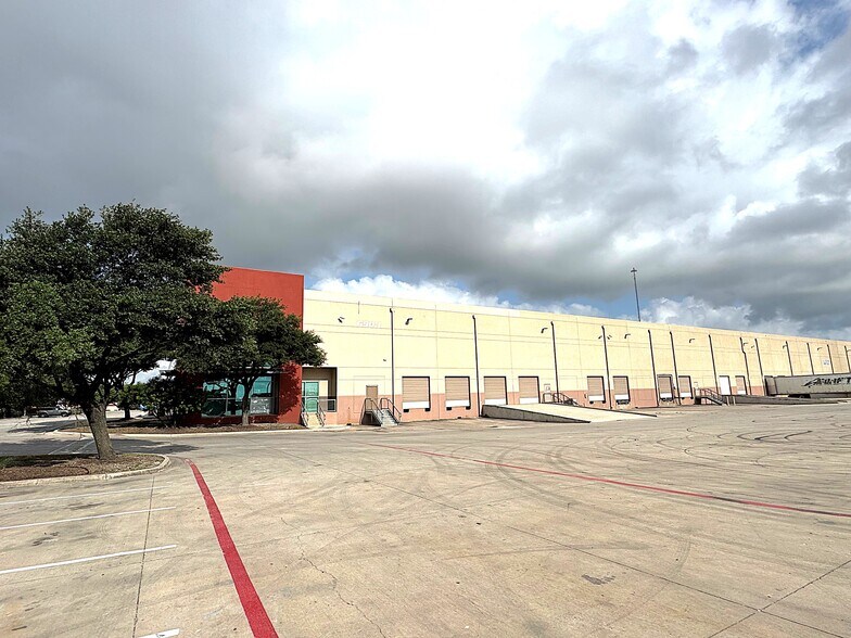 3005-3031 Interstate Dr, San Antonio, TX à louer - Photo de l’immeuble – Image 3 sur 33
