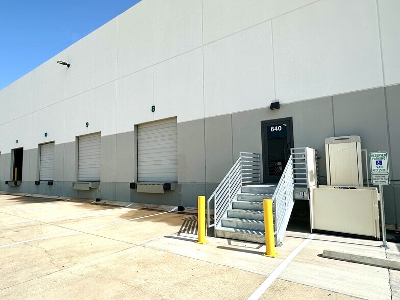 4633 Perrin Crk, San Antonio, TX à louer - Photo de l’immeuble – Image 3 sur 9