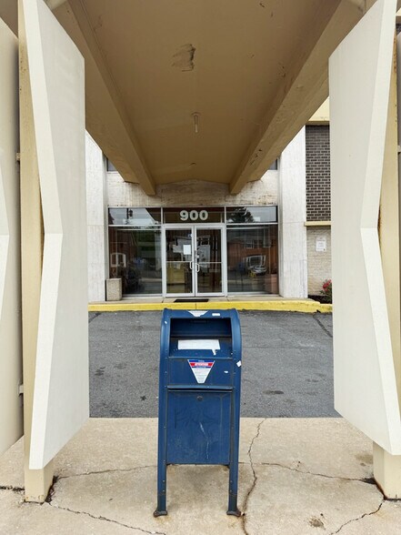 900 S Washington St, Falls Church, VA à louer - Photo de l’immeuble – Image 2 sur 8