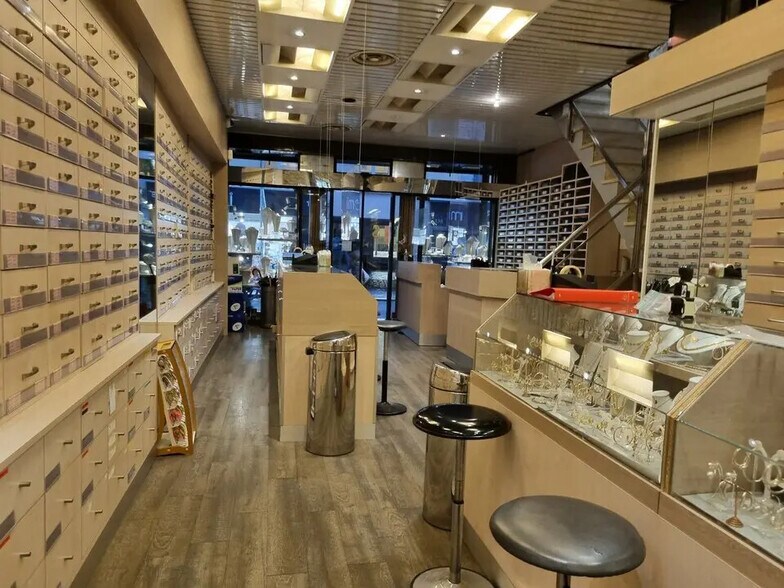 Local commercial dans Paris à louer - Photo de l’immeuble – Image 2 sur 11