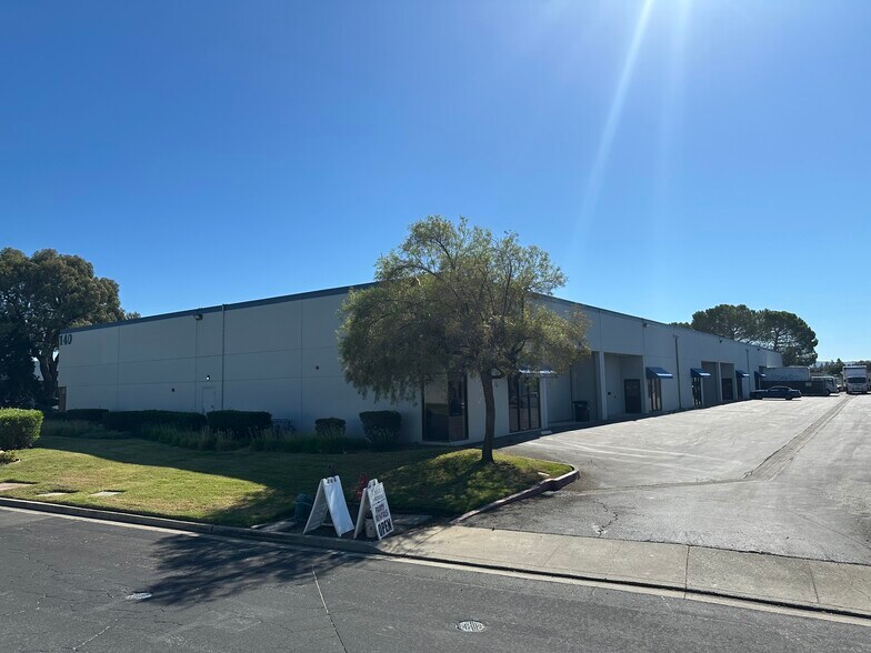 140 Mason Cir, Concord, CA à louer - Photo de l’immeuble – Image 2 sur 6