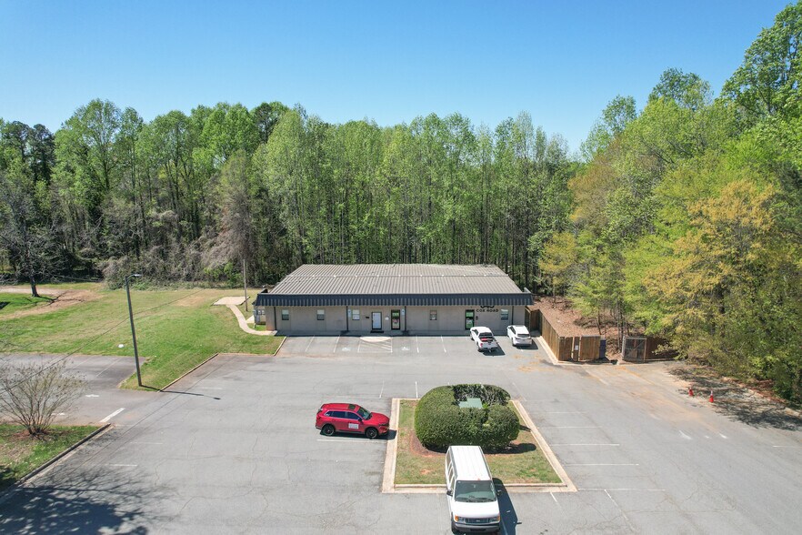 645 Cox Rd, Gastonia, NC à louer - Photo de l’immeuble – Image 3 sur 6
