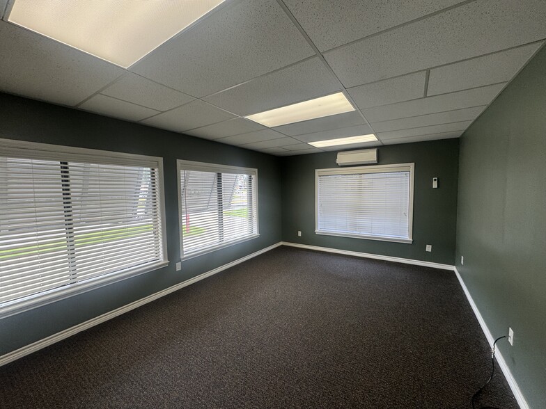 3421 W Davis St, Conroe, TX à louer - Photo de l’immeuble – Image 3 sur 9