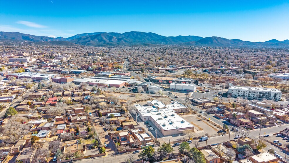 1625 Paseo de Peralta, Santa Fe, NM à vendre - Photo de l’immeuble – Image 3 sur 12