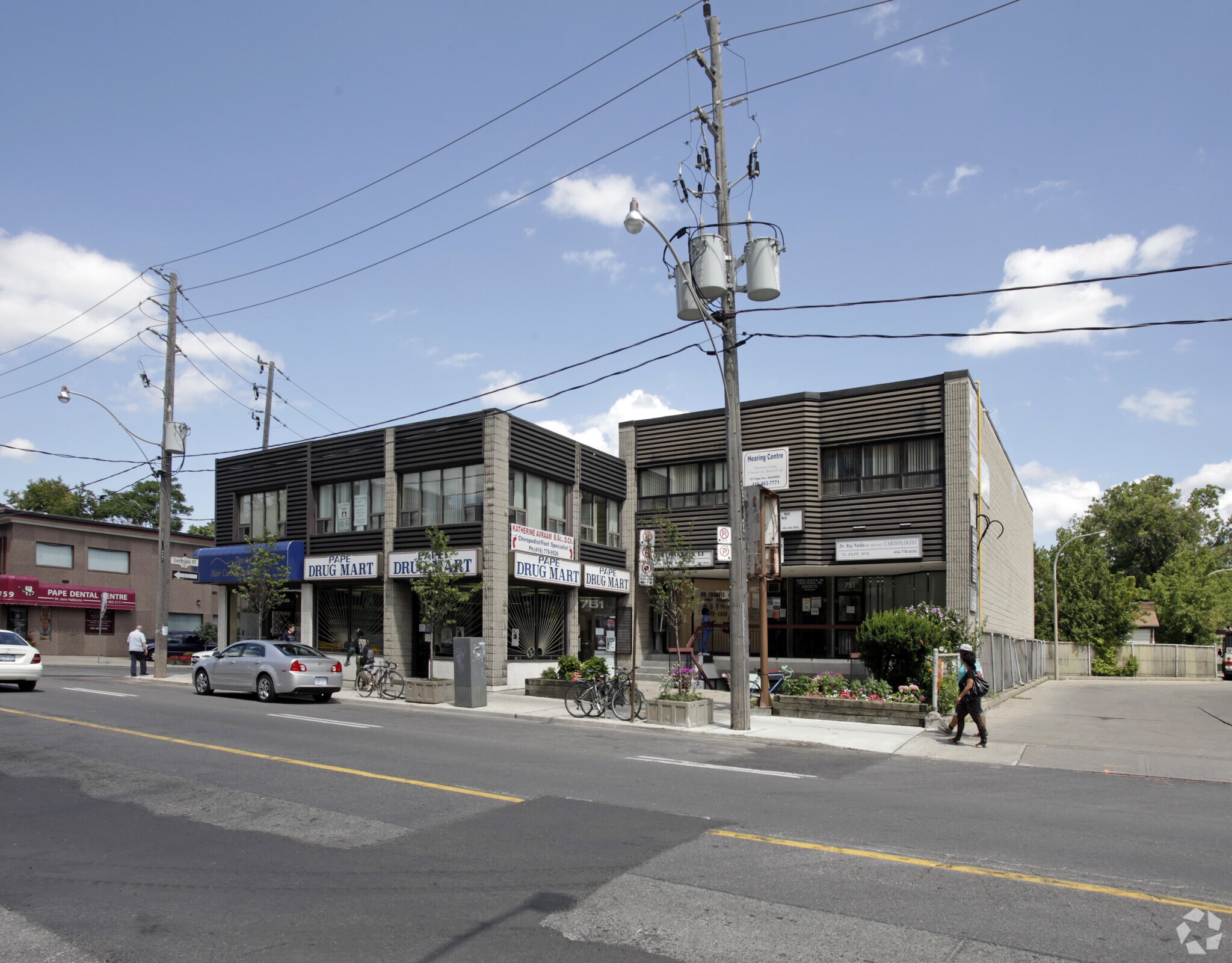 751-757 Pape Ave, Toronto, ON à louer Photo principale– Image 1 sur 3