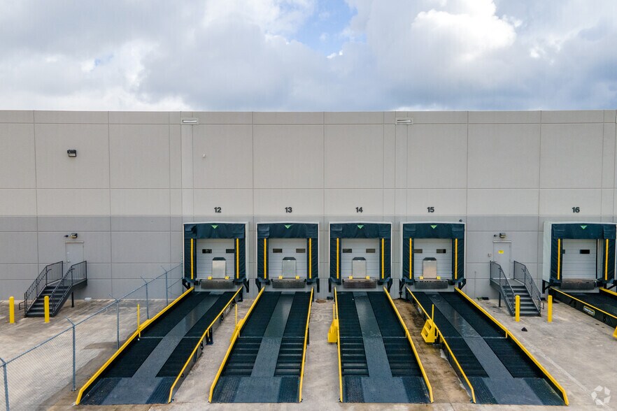 4990 Eisenhauer Rd, San Antonio, TX à louer - Photo de l’immeuble – Image 3 sur 4