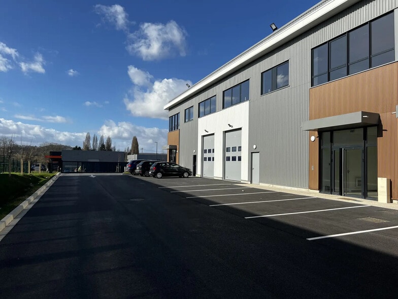 Local d'activités dans Viarmes à vendre - Photo de l’immeuble – Image 2 sur 12