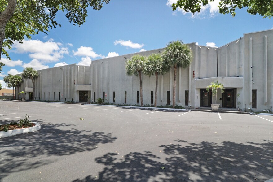 635-695 NW 4th Ave, Fort Lauderdale, FL à louer - Photo de l’immeuble – Image 2 sur 6