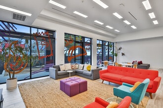 5242 W Adams Blvd, Los Angeles, CA à louer Photo intérieure– Image 2 sur 5