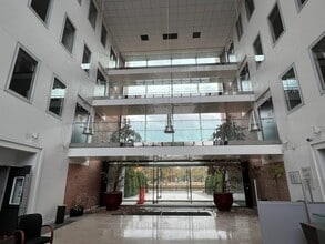 2 Boulevard Des Chênes, Guyancourt à louer Photo de l’immeuble– Image 2 sur 11