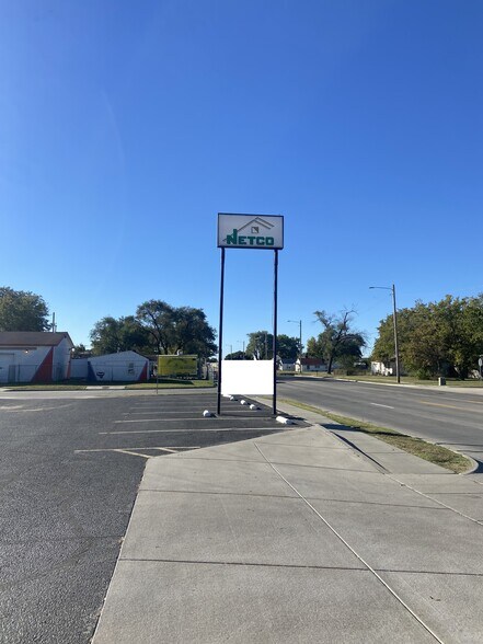 1650 S Meridian Ave, Wichita, KS à louer - Photo de l’immeuble – Image 2 sur 8