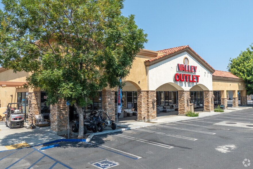 1986 W Florida Ave, Hemet, CA à louer - Photo principale – Image 1 sur 5