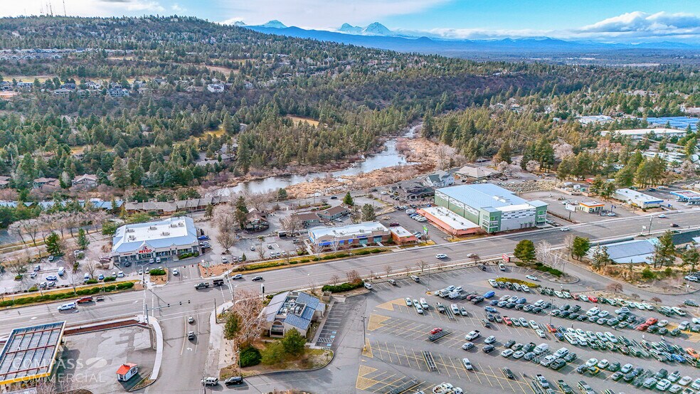 30 NE Bend River Mall Dr, Bend, OR à louer - Photo de l’immeuble – Image 2 sur 12