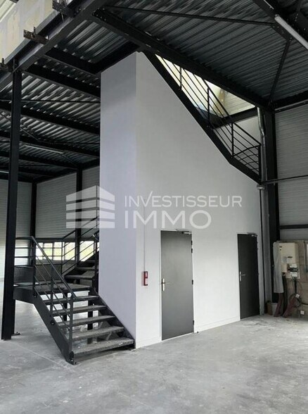 Local d'activités dans Plaisir à vendre - Photo intérieure – Image 1 sur 4