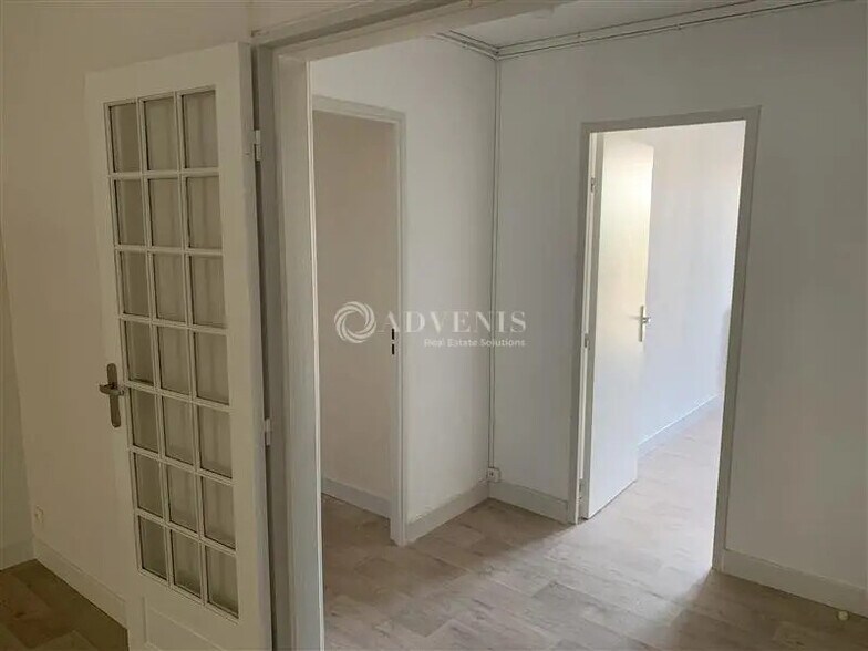 Bureau dans à louer - Photo de l’immeuble – Image 2 sur 12