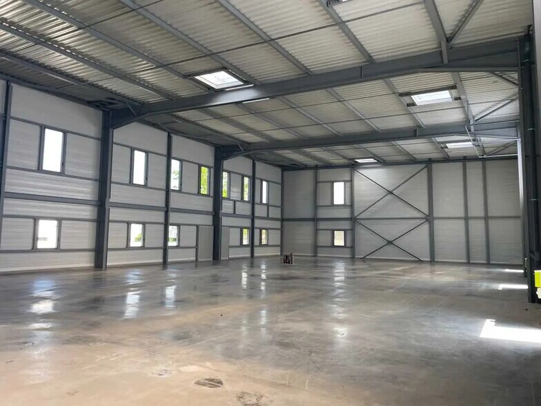 Local d'activités dans Saint-Genis-Laval à vendre - Photo de l’immeuble – Image 3 sur 24