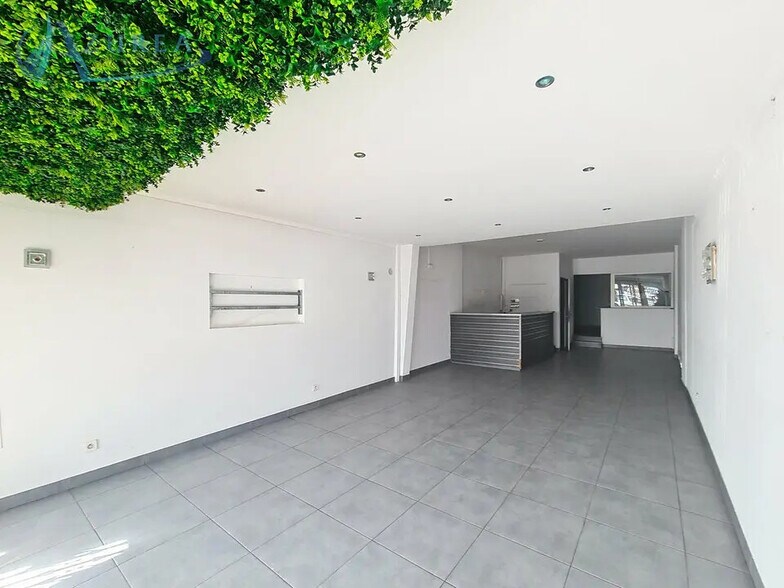 Local commercial dans Villeneuve-Loubet à louer - Photo de l’immeuble – Image 1 sur 5