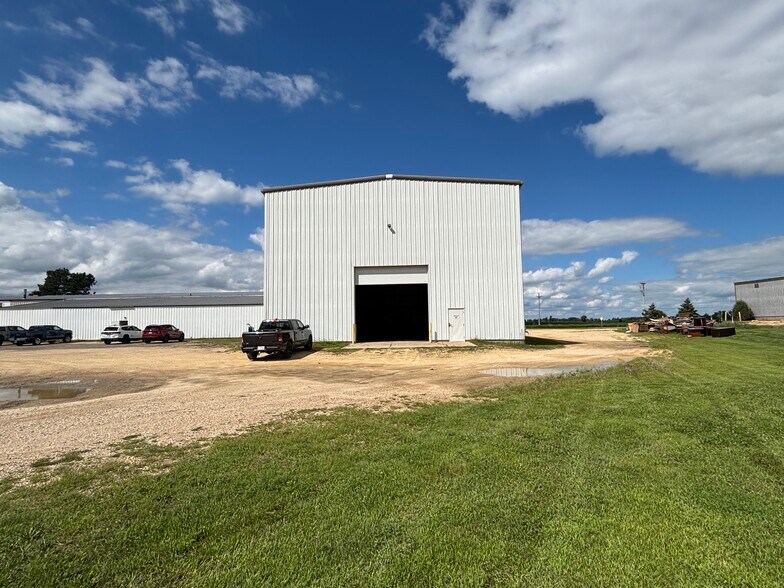 210 New Factory Rd, Sharon, WI à vendre - Photo de l’immeuble – Image 3 sur 11