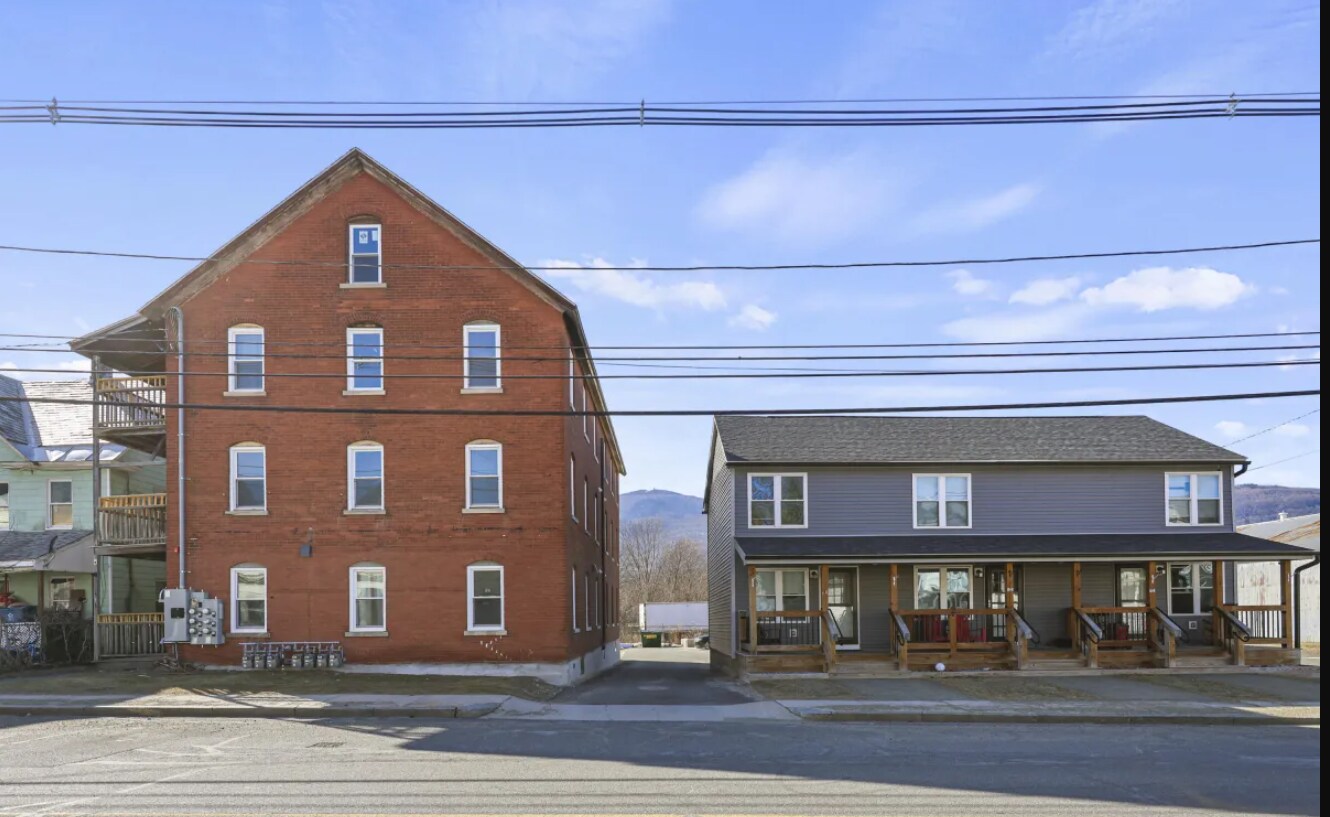 16-18 N Summer St, Adams, MA à vendre Photo principale– Image 1 sur 2