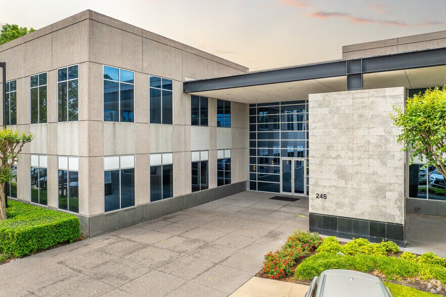 245 Commerce Green Blvd, Sugar Land, TX à louer - Photo de l’immeuble – Image 3 sur 4