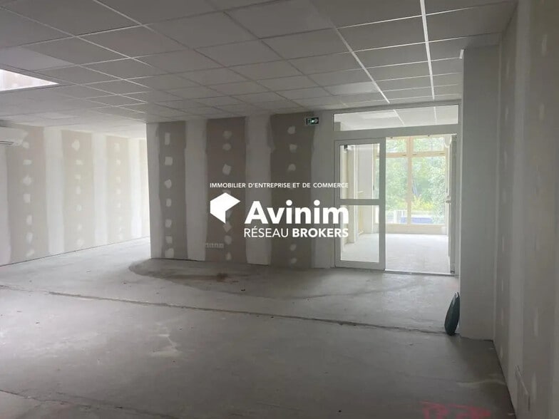 Local d’activités dans Montauroux à louer - Photo de l’immeuble – Image 2 sur 17