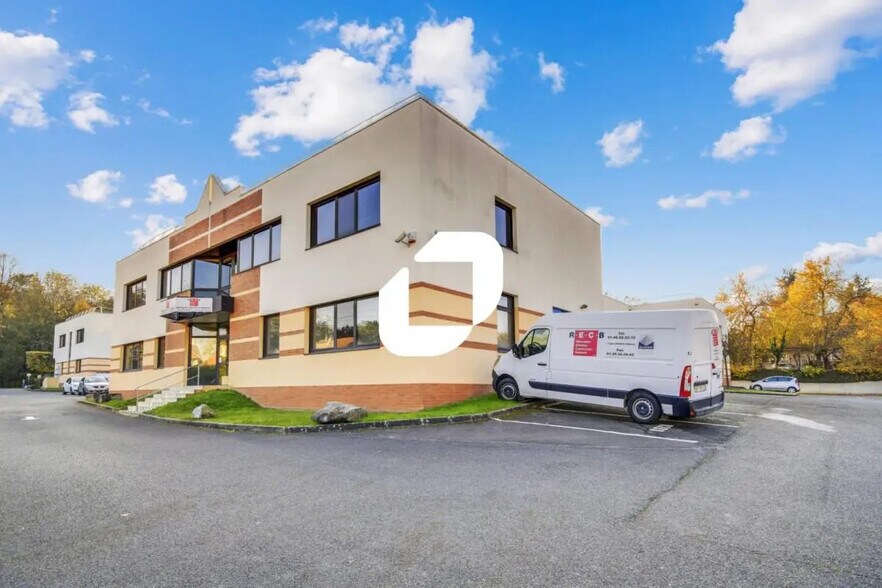 Local d’activités dans Champs-sur-Marne à louer - Photo de l’immeuble – Image 1 sur 8