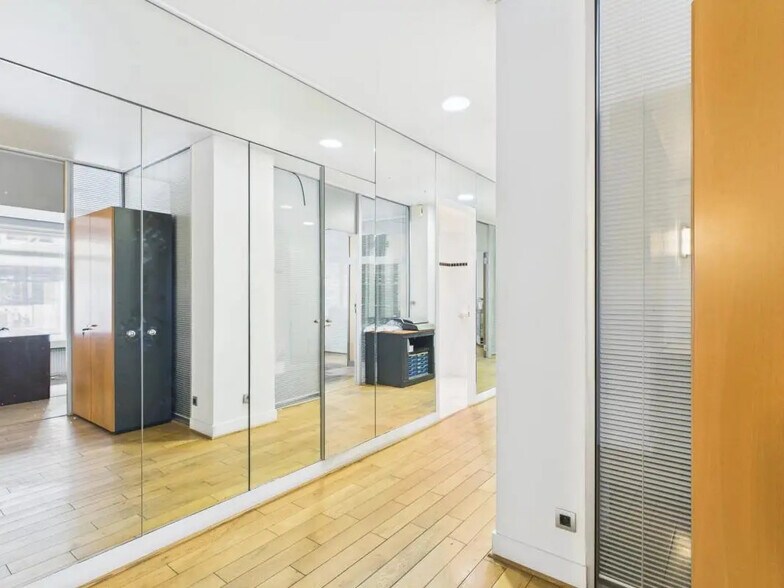 Local commercial dans Paris à louer - Photo de l’immeuble – Image 3 sur 9