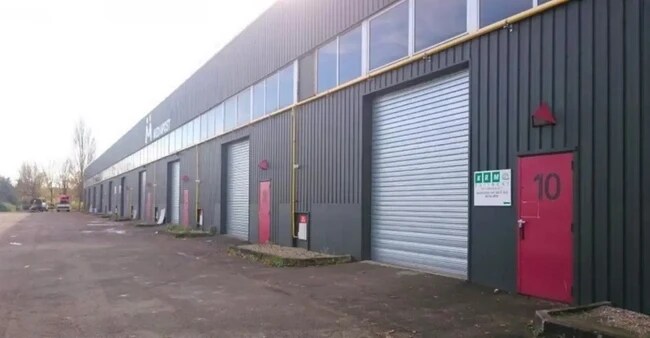 Plus de détails pour Rue Des Osiers, Coignières, Coignières - Local d'activités à louer