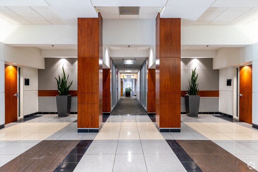 5800 Foxridge Dr, Mission, KS à louer - Hall d’entrée – Image 2 sur 8