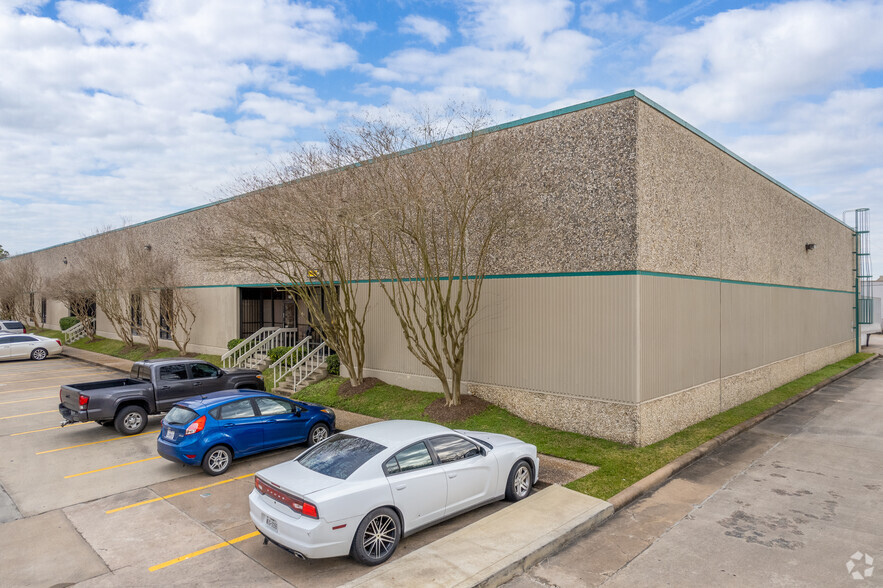4515 S Pinemont Dr, Houston, TX à louer - Photo de l’immeuble – Image 3 sur 5