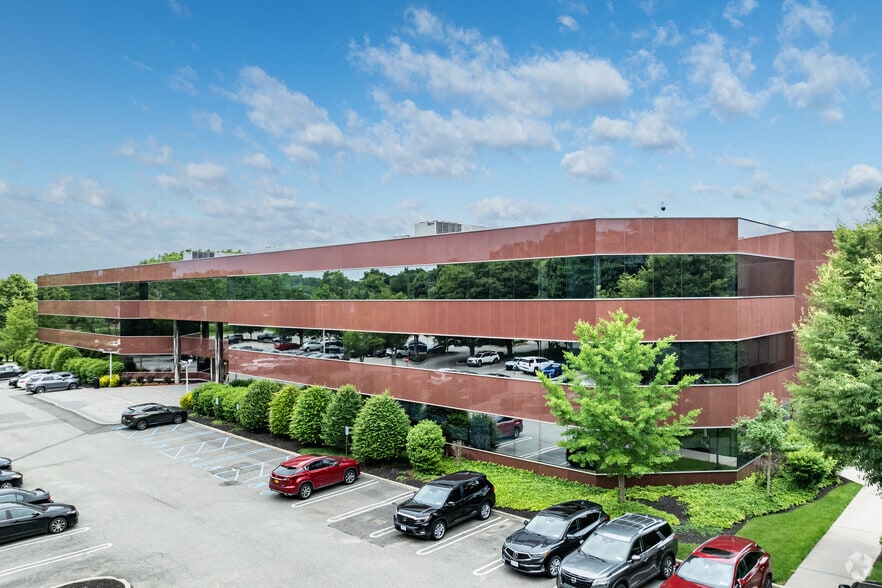 50 Jericho Quadrangle, Jericho, NY à louer - Photo principale – Image 1 sur 26