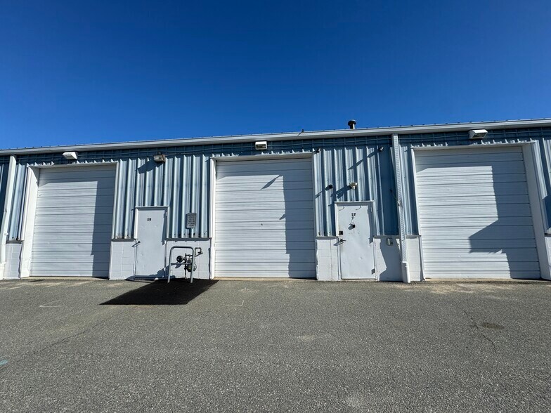 1678 E Main Rd, Portsmouth, RI à louer - Photo de l’immeuble – Image 2 sur 4