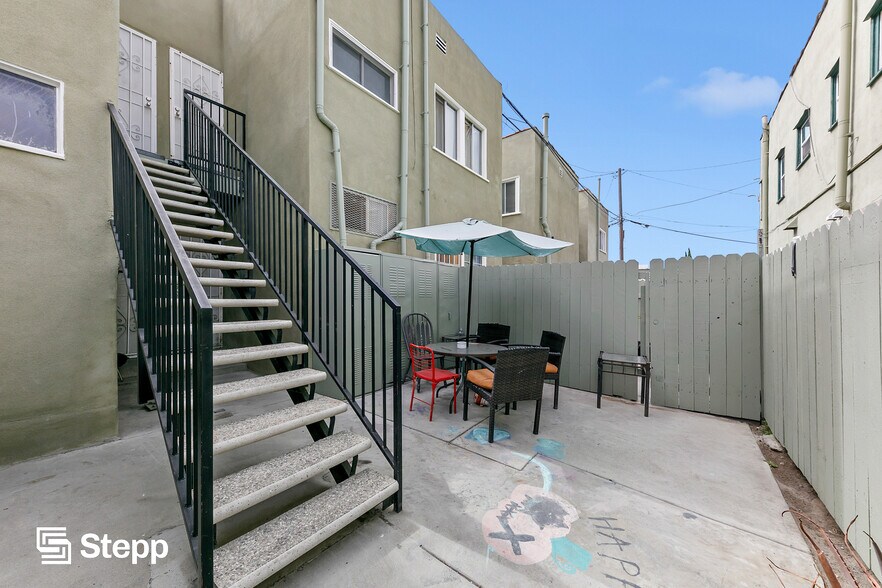 412 N Rose Pl, Long Beach, CA à vendre - Photo de l’immeuble – Image 3 sur 6