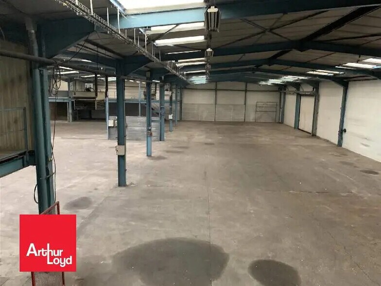 Local d’activités dans Lucé à louer - Photo de l’immeuble – Image 3 sur 5