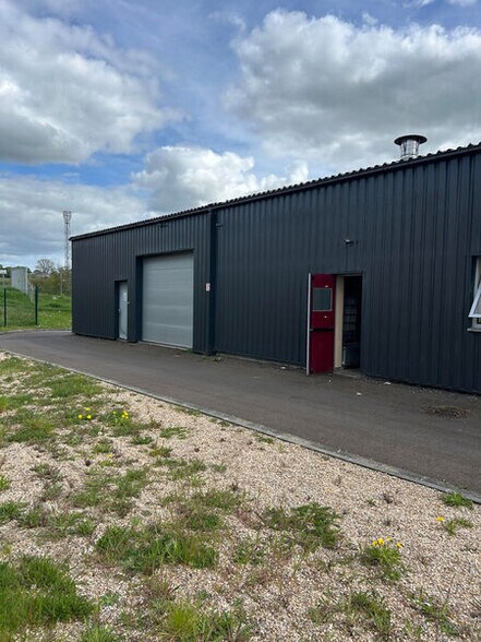 Local d'activités dans Gournay-en-Bray à vendre - Photo de l’immeuble – Image 2 sur 4
