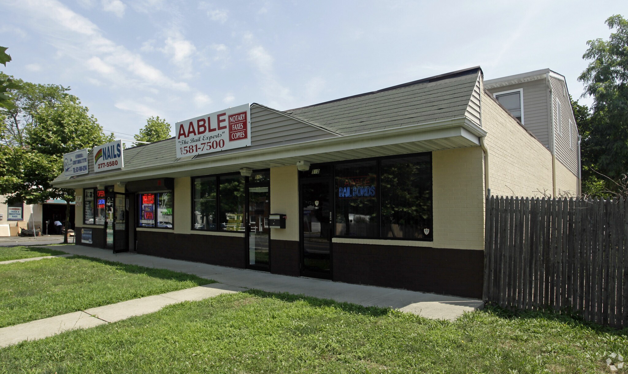 51 Carleton Ave, Islip Terrace, NY à louer Photo principale– Image 1 sur 5